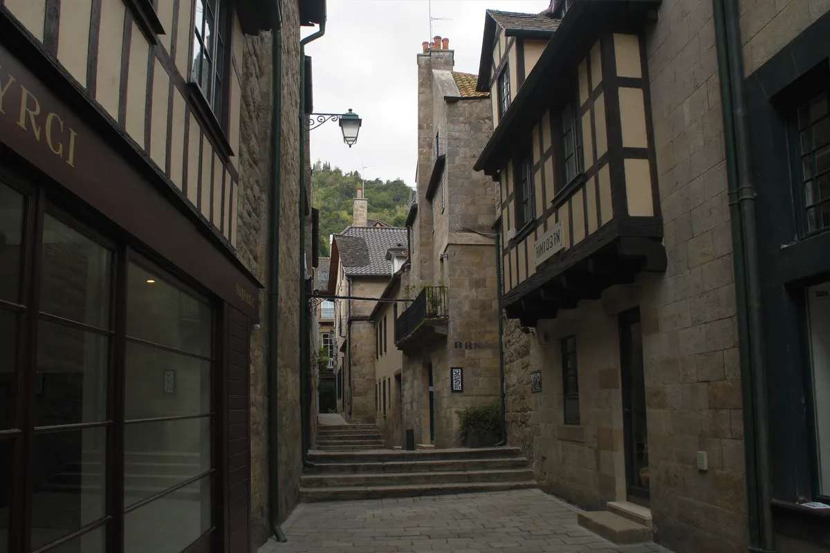 Ruelle en pente à pans de bois dans la vieille ville de Chartres
