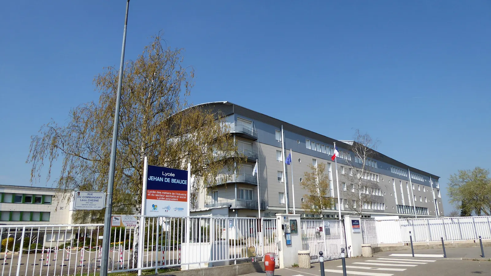 Le lycée Jehan de Beauce, dans le quartier de Rechèvres à Chartres