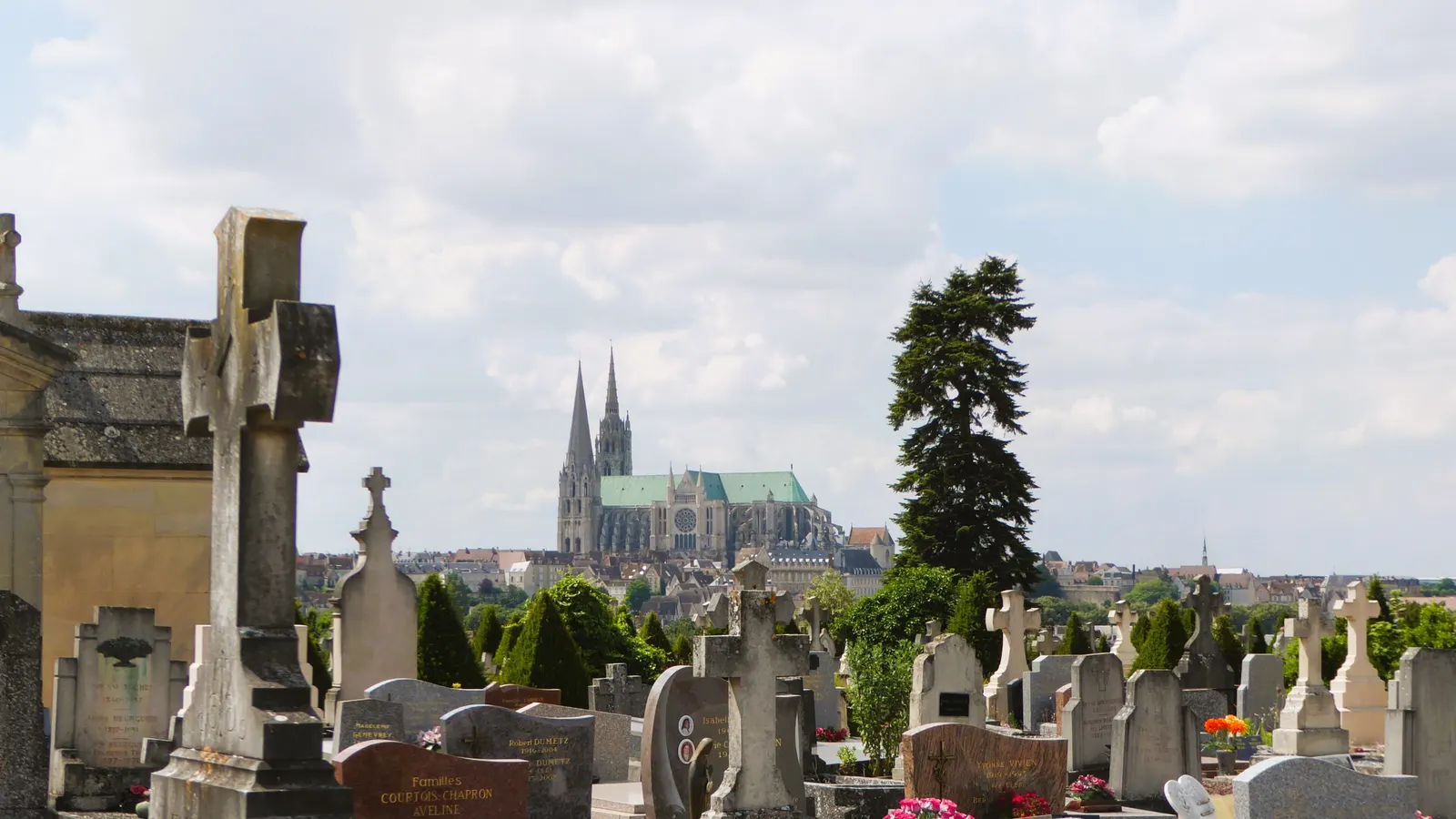 La cathédrale de Chartres vue depuis le quartier Saint-Chéron