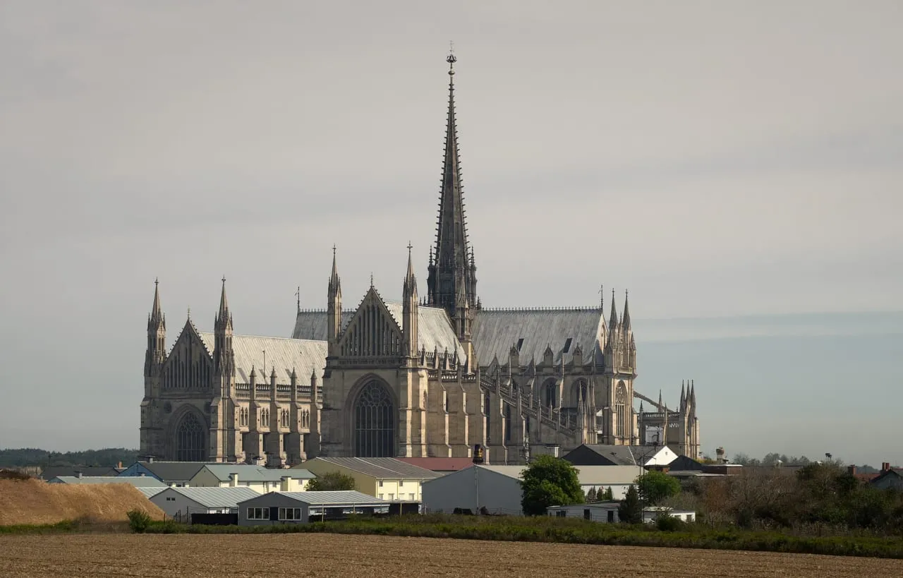 La cathédrale Notre-Dame de Chartres dominant la ville et la plaine de Beauce